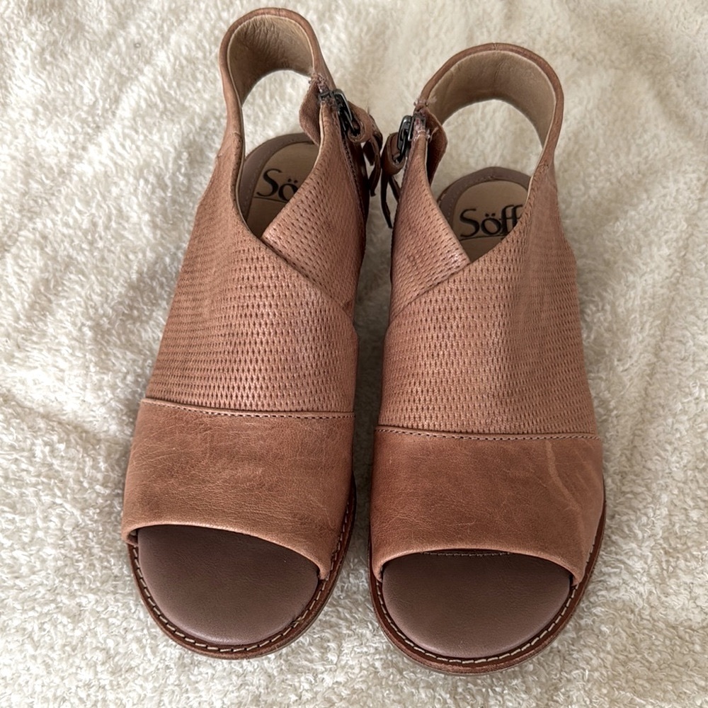Sofft Women's Brown Faux Leather Peep-Toe Flats Sandals